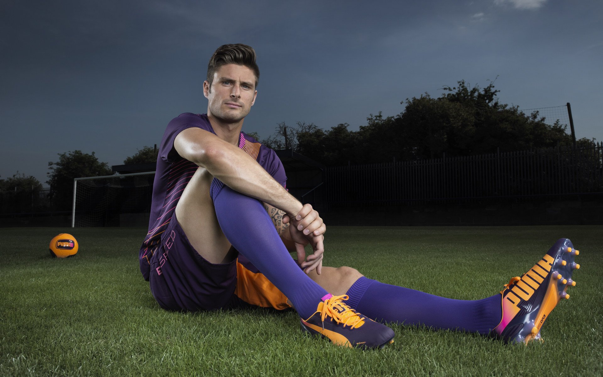 健身达人带练“云端深蹲节” 全球网友同步下蹲