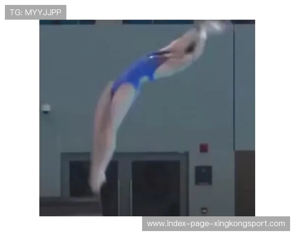 世界冠军跳水失误！空翻变肚子摔